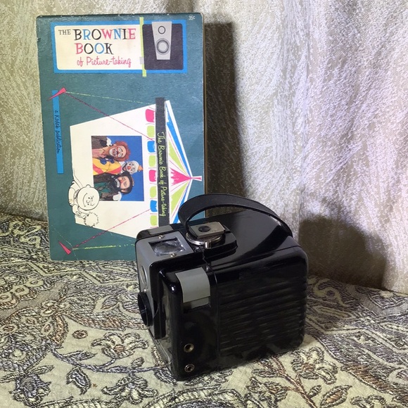 Vintage 1949 - 1961 Kodak Brownie Hawkeye Camera with book Photographer display - Picture 2 of 7